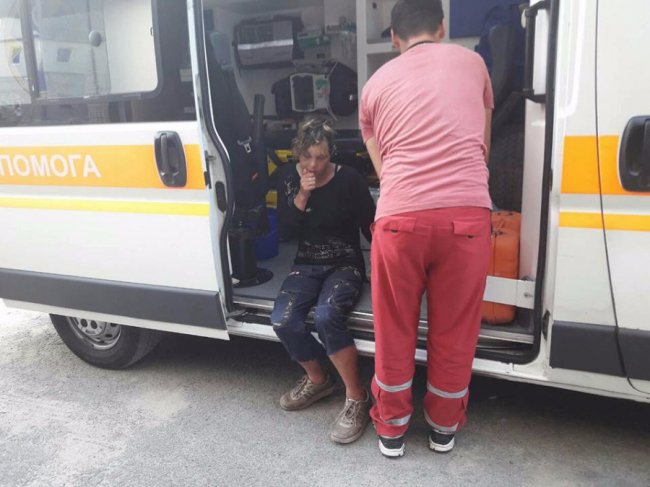 Без ознак життя і лазили мухи: у Луцьку знайшли ледве живу п’яну жінку