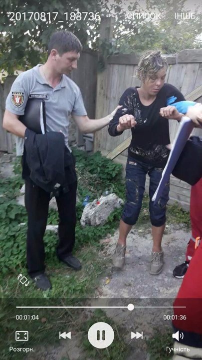 Без ознак життя і лазили мухи: у Луцьку знайшли ледве живу п’яну жінку