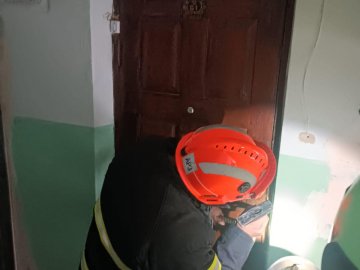 У Луцьку рятувальники допомогли літній жінці, яка перебувала у зачиненій квартирі