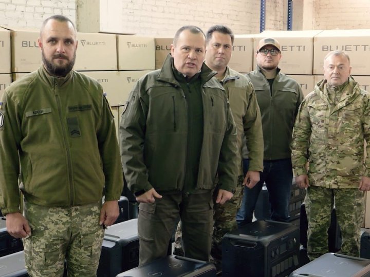 Полк «Ахіллес» отримав велику партію зарядних станцій від волонтерів «Української команди» 