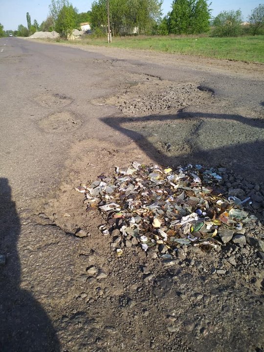 Ноу-хау по-волинськи: яму на дорозі засипали сміттям. ФОТО