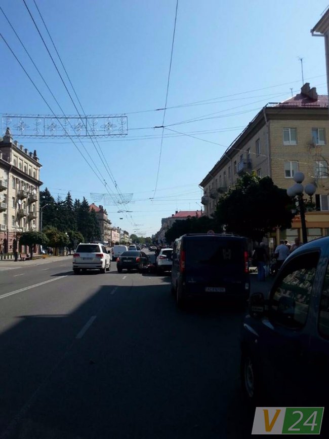 Аварія у Луцьку: залізного байка затиснули 2 автівки