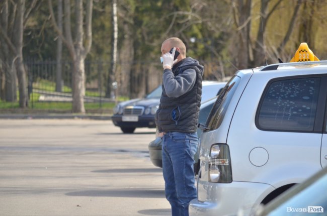 У Луцьку влаштували масову дезінфекцію таксі. ФОТО