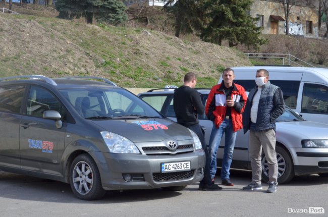 У Луцьку влаштували масову дезінфекцію таксі. ФОТО