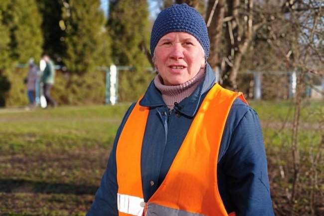 Іконки, щприц з невідомою речовиною і паспорт: луцька двірниця розповіла про знахідки під час прибирання. ВІДЕО