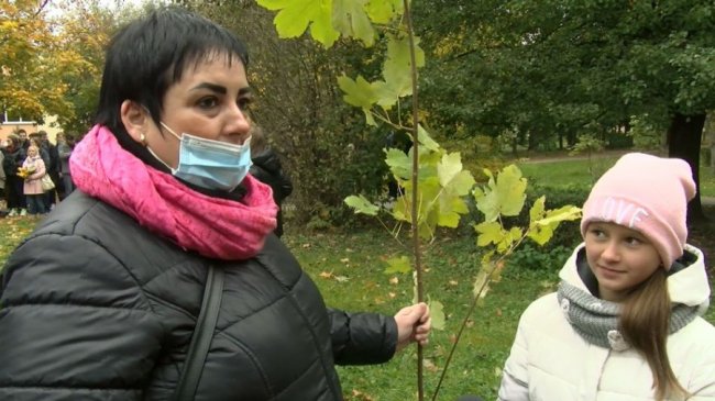 У луцькому парку родини загиблих військових висадили пів сотні іменних кленів. ВІДЕО