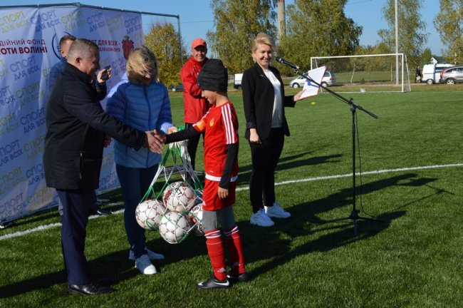 У Ковелі відкрили найбільше на Волині футбольне поле зі штучним покриттям. ФОТО