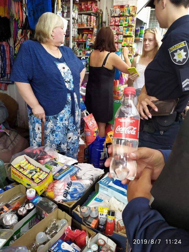 На луцькому ринку знайшли точку продажу сурогату. ФОТО