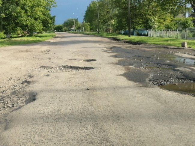 Лучани просять відремонтувати дорогу на виїзді з міста. ФОТО