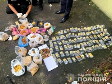 У Рівному поліцейські вилучили бурштину на понад мільйон гривень. ФОТО