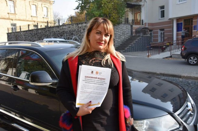  У Луцьку порушників паркування «лякали» листівками. ФОТО