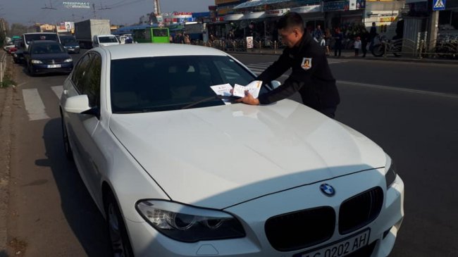  У Луцьку порушників паркування «лякали» листівками. ФОТО