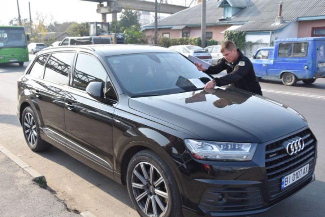  У Луцьку порушників паркування «лякали» листівками. ФОТО