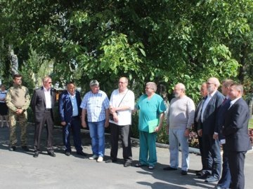 Луцькому шпиталю передали автомобіль для перевезення поранених. ФОТО