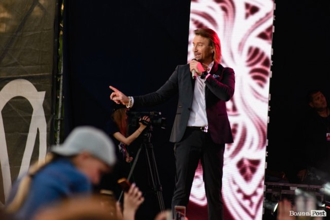 До Винника – навіть на милицях. ФОТОРЕПОРТАЖ із грандіозного концерту у Луцьку