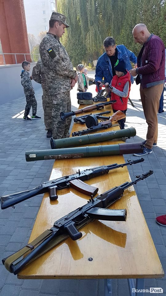 Як у луцькій школі №22 відзначали патріотичне свято. ФОТО