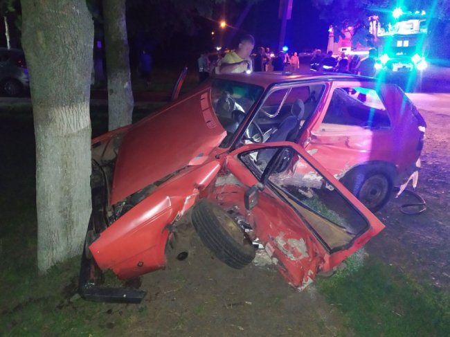 На Волині зіткнулись два легковики – потерпілих з автомобілів діставали рятувальники. ФОТО