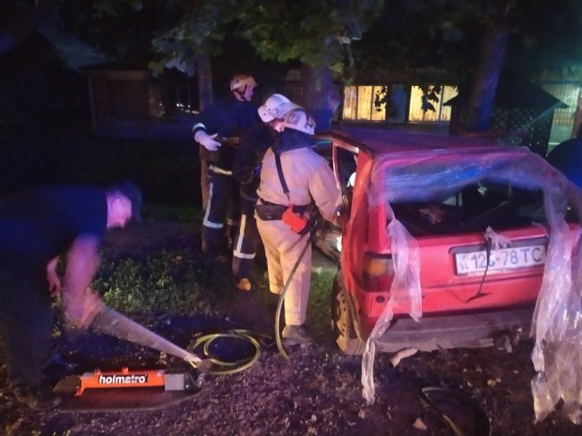На Волині зіткнулись два легковики – потерпілих з автомобілів діставали рятувальники. ФОТО