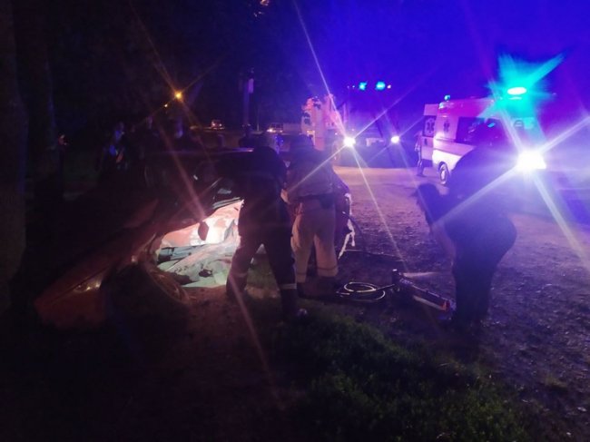 На Волині зіткнулись два легковики – потерпілих з автомобілів діставали рятувальники. ФОТО