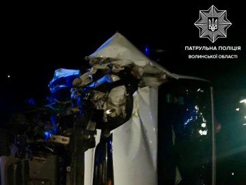 У Луцьку вночі п'яний водій автомобіля врізався у стовп та перекинувся. ФОТО