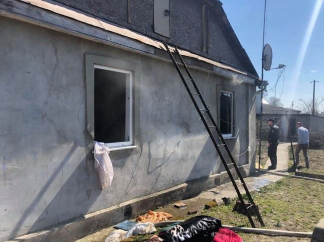 У місті на Волині через куріння у ліжку горів житловий будинок. ФОТО