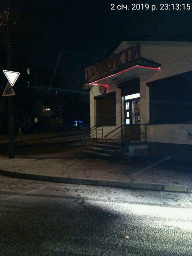 Попри заборону, луцькі магазини продовжують продавати алкоголь вночі. ФОТО