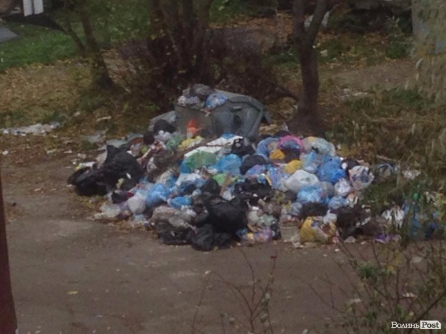 Лучан обурює гора сміття на вулиці Лесі Українки