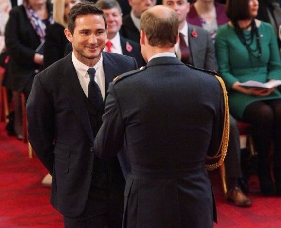 Принц Вільям нагородив найкращого бомбардира в історії лицарським орденом. ФОТО