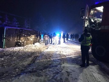На автодорозі Чернівці-Косів перекинувся пасажирський автобус. ФОТО