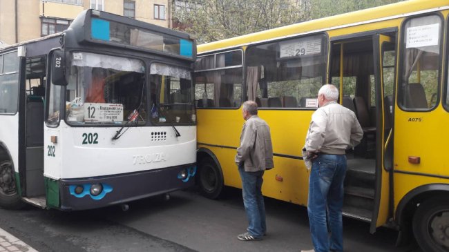 Аварія у Луцьку: зіткнулись маршрутка і тролейбус. ФОТО