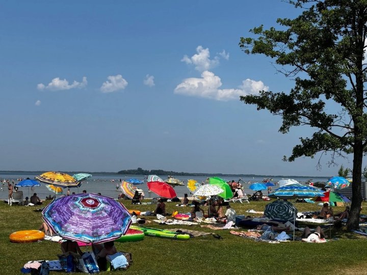 Під парасольками, у воді та в чергах за морозивом: як Світязь переживає спеку