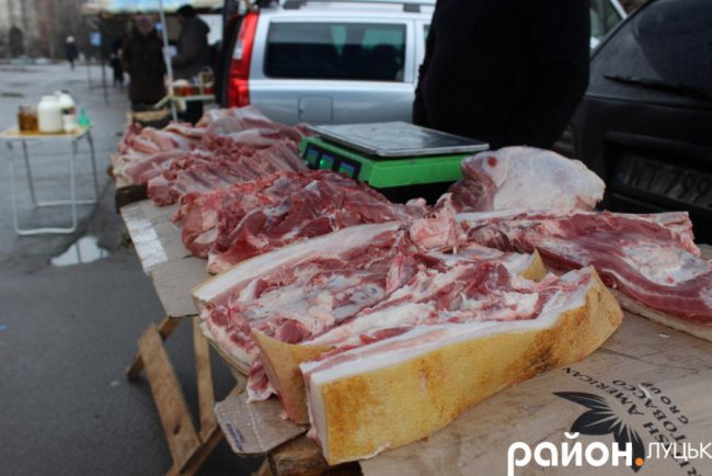 Від м’яса і «молочки» до лікарських трав: що і за скільки продають на фермерському ярмарку у Луцьку