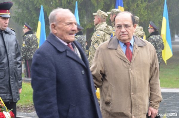 У Луцьку поклали квіти до пам'ятника невідомому солдату. ФОТО. ВІДЕО