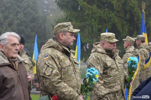 У Луцьку поклали квіти до пам'ятника невідомому солдату. ФОТО. ВІДЕО