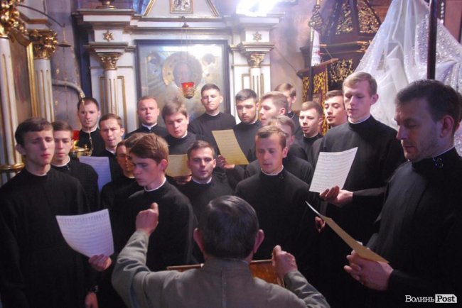 Фото випускного у Волинській духовній семінарії