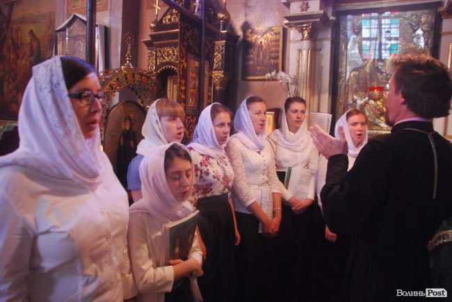 Фото випускного у Волинській духовній семінарії