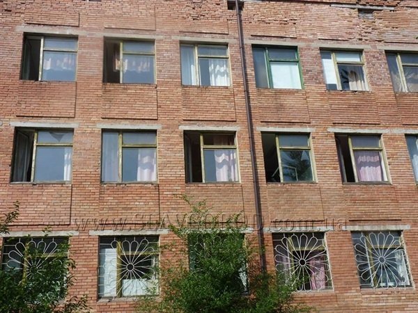 У Слов'янську у дитячу поліклініку влучив снаряд. ФОТО. ВІДЕО