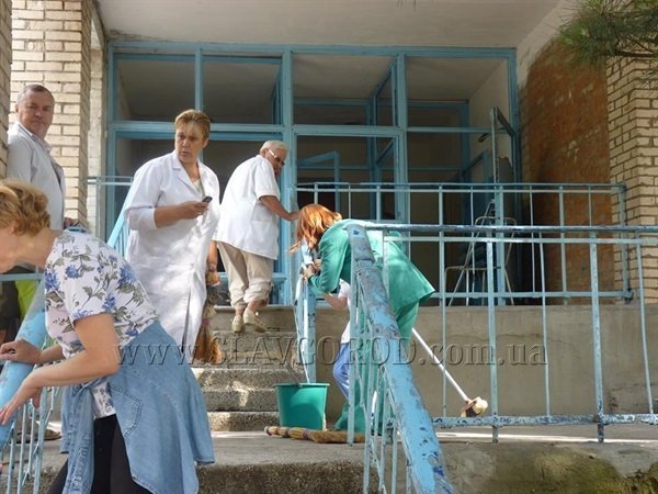 У Слов'янську у дитячу поліклініку влучив снаряд. ФОТО. ВІДЕО