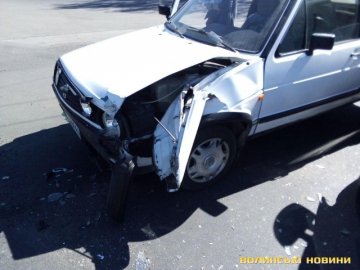 Біля луцького РАЦСу зіткнулися дві автівки