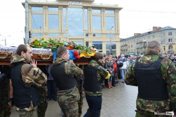 «Герої не вмирають!», – у Луцьку провели в останню путь майданівця. ФОТО. ВІДЕО