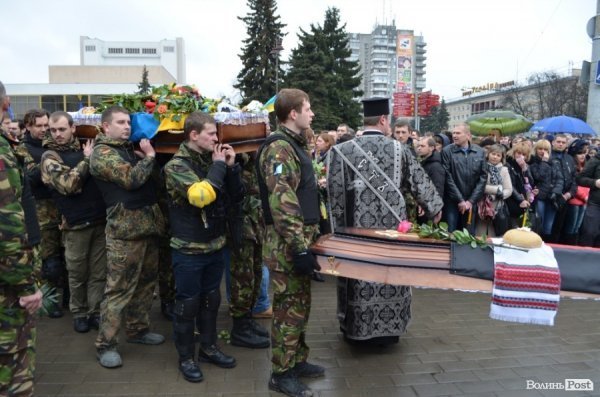 «Герої не вмирають!», – у Луцьку провели в останню путь майданівця. ФОТО. ВІДЕО