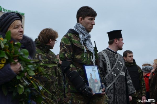 «Герої не вмирають!», – у Луцьку провели в останню путь майданівця. ФОТО. ВІДЕО