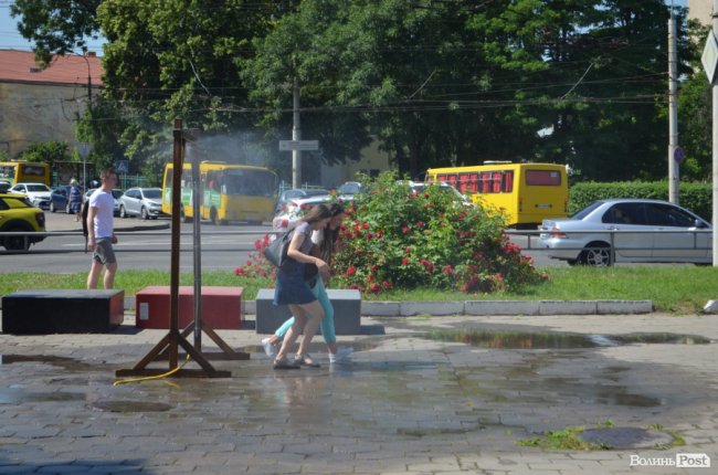 Нестерпні градуси: лучани рятуються від спеки під холодними бризками вуличних душів. ФОТО