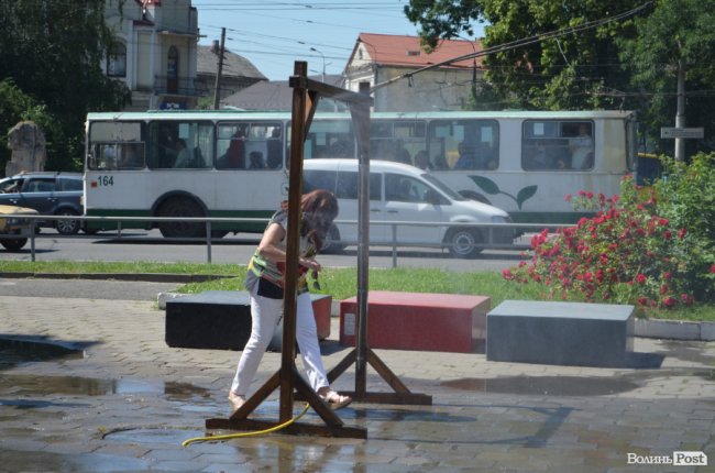 Нестерпні градуси: лучани рятуються від спеки під холодними бризками вуличних душів. ФОТО