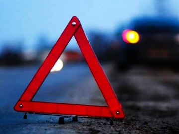 У Луцьку легковик влетів у мотоцикл: постраждали троє