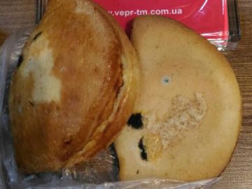 У місті на Волині жінці в магазині продали булочку з пліснявою. ФОТО