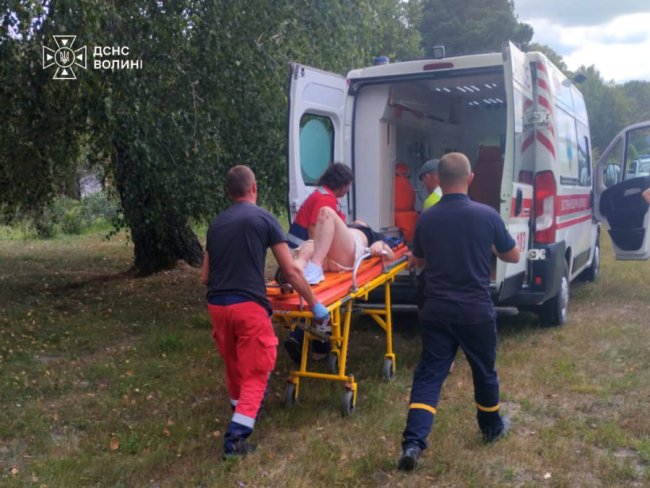 На Волині водійка авто злетіла в кювет: її деблокували рятувальники
