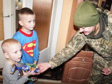 Волинські військовослужбовці завітали в гості до дітей загиблих на війні побратимів