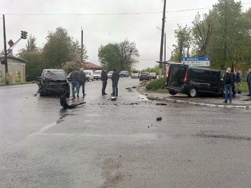 У місті на Волині зіткнулися легковик і бус, госпіталізували дівчину. ФОТО. ВІДЕО