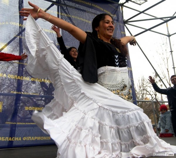 У центрі Луцька гуляли цигани. ФОТО